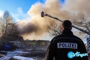 Reutlingen (ots) – Großbrand einer Werkstatt in Reutlingen-Mittelstadt