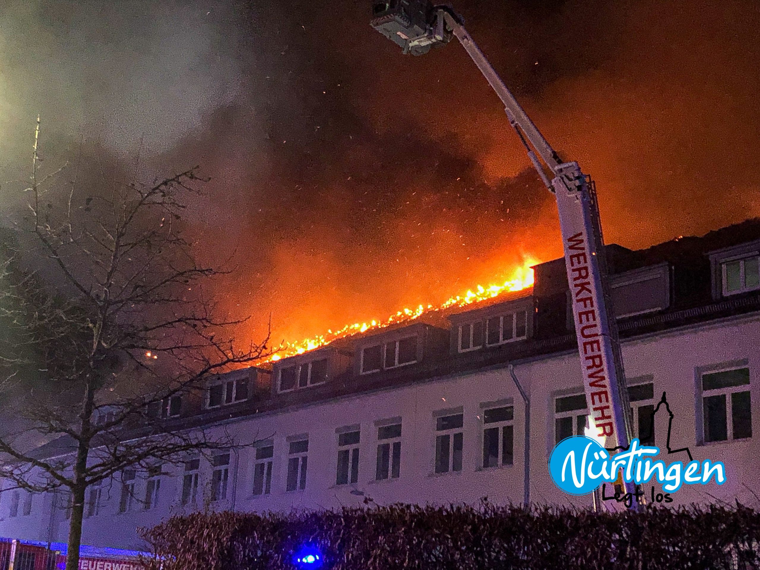 Aktuell brennt in Wernau Ein großes Firmengebäude der Firma Bosch